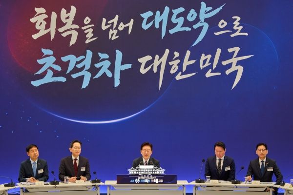 정부가 인공지능(AI) 시대 국가 경쟁력 확보를 위해 ‘전기국가’ 전환을 선언하고 반도체와 AI 데이터센터 등 첨단산업에 필요한 전력·용수 공급 체계 구축에 나선다. ⓒ청와대
