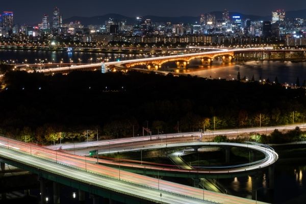 한국은 지정학적으로 전력망을 이웃 국가와 연결할 수 없는 완벽한 ‘전력의 섬’이다. 게다가 발전 시설은 동해안과 남해안에 집중된 반면, 전력 폭식이 일어나는 데이터센터와 첨단 산업단지는 수도권에 편중되어 있다. ⓒPixabay