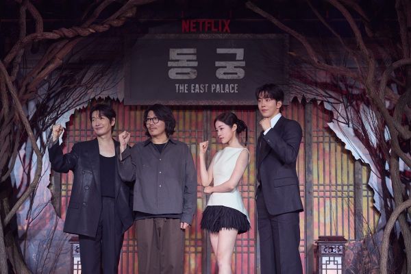 ‘동궁’은 귀(⻤)의 세계를 넘나드는 능력을 가진 구천과 비밀을 간직한 궁녀 생강이 왕의 부름을 받고 동궁에 깃든 저주를 파헤치면서 벌어지는 이야기다. ⓒ넷플릭스