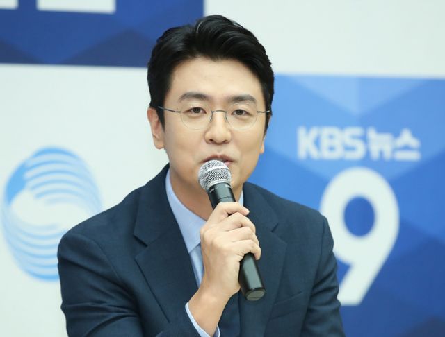 최동석이 전 아내인 박지윤으로부터 상간남으로 지목된데 대한 공식 입장을 내놨다. 사진은 2019년 최동석이 KBS 뉴스9 새 앵커로 선정된 뒤 간담회에 참석했던 모습. /사진=뉴시스