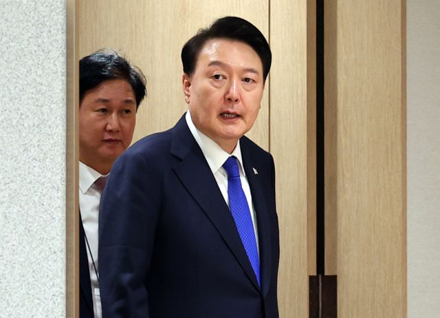 윤석열 대통령이 오는 2일 여당 원내 지도부와 만난다. 사진은 지난달 30일 서울 용산 대통령실 청사에서 열린 무역투자촉진프레임워크(TIPF) 수립 MOU 및 포괄적 에너지 협력 MOU 서명식에 참석했던 윤 대통령. /사진=뉴시스