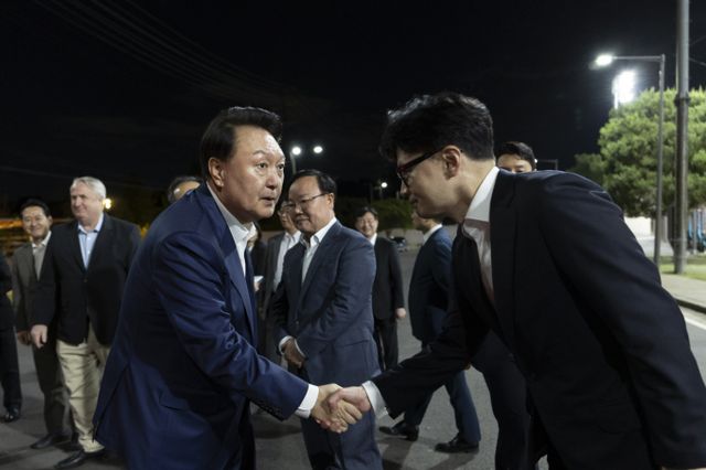 윤석열 대통령이 2일 추경호 국민의힘 원내대표와 국민의힘 소속 국회 상임위원장, 간사단을 만나 만찬 자리를 갖는다. 사진은 윤 대통령(왼쪽)이 지난달 24일 서울 용산 대통령실 앞 분수정원에서 열린 국민의힘 지도부 초청 만찬을 마친 뒤 한동훈 국민의힘 대표와 악수하는 모습. /사진=뉴시스(대통령실 제공)