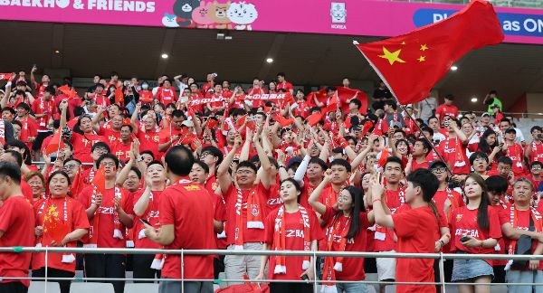 중국 복수 매체가 자국 A대표팀을 향한 비판의 목소리를 높이고 있다. 사진은 지난 6월 서울월드컵경기장에서 열린 2026 북중미월드컵 아시아 2차 예선 조별리그 C조 6차전 한국과의 경기에서 중국을 응원하는 중국인들의 모습. /사진=뉴스1