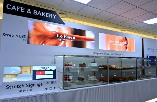 LG전자의 투명 올레드 사이니지 등을 활용해 F&B 매장에서 제품을 진열한 모습.&nbsp;/ 사진=LG전자