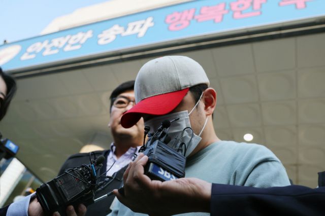  보관 서비스 업체에 맡긴 수십억 원 현금을 훔쳐 달아난 혐의를 받는 A씨가 11일 오전 서울 송파경찰서에서 검찰로 송치되고 있다. /사진=뉴스1