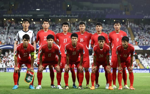 중국 축구대표팀이 상대적 강팀으로 평가 받는 아랍에미리트를 상대로 예상외 선전을 펼쳤다. 사진은 지난 10일(한국시각) 아랍에미리트 하자 빈 자예드 스타디움에서 열린 2026 북중미월드컵 아시아 3차 예선 A조 3차전 경기에 나선 북한 축구대표팀. /사진=로이터