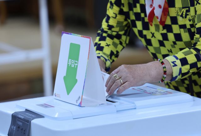 10·16 재·보궐선거 사전투표일 첫날인 11일 전남 영광군 청소년문화센터에 마련된 사전투표소에서 한 유권자가 투표를 하고있다. / 사진=뉴스1 김태성 기자 