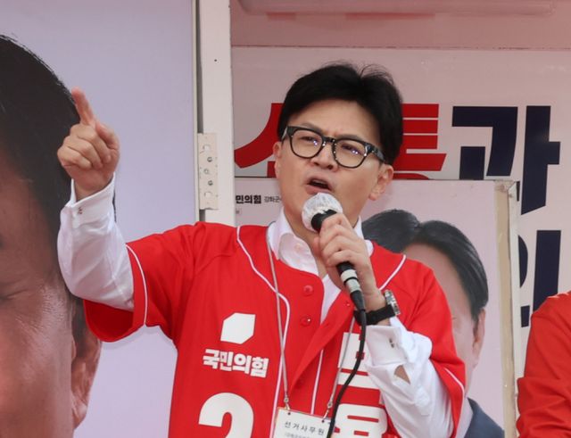 한동훈 국민의힘 대표가 10일 오후 인천 강화군 길상면의 한 거리에서 군민들에게 박용철 강화군수 보궐선거 후보의 지지를 호소하고 있다. / 사진=뉴시스 전진환 기자 