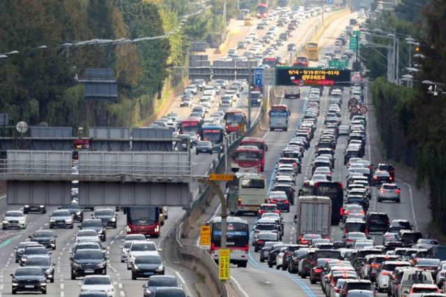 서울 서초구 경부고속도로 잠원IC 인근에서 차량들이 고속도로를 달리고 있다./사진=뉴스1