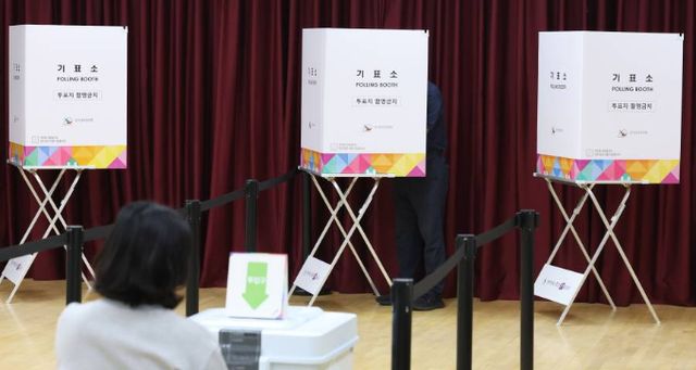 서울시교육감 보궐선거 사전투표 둘째날인 12일 오전 서울 숭인1동 주민센터에 마련된 사전투표소에서 유권자가 소중한 한표를 행사하고 있다./사진=뉴시스