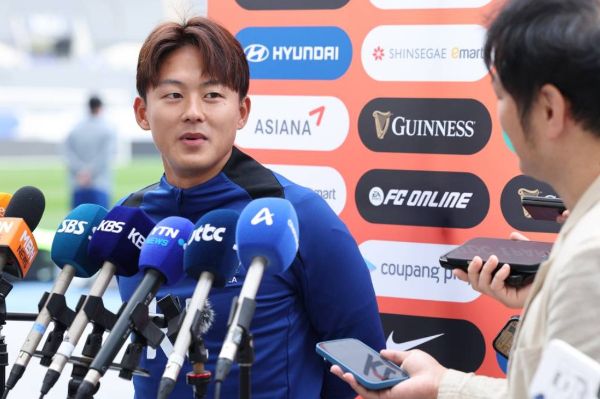 5년 만에 태극마크를 가슴에 단 이승우가 경기에 앞서 당찬 포부를 밝혔다. 사진은 지난 13일 경기 용인 용인미르스타디움에서 열린 훈련 전 인터뷰를 하는 이승우의 모습. /사진=뉴스1