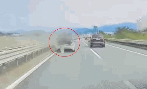 고속도로 1차선에 정차한 차를 피하려다 추돌하는 사고가 발생했다. /사진=JTBC 보도 캡처