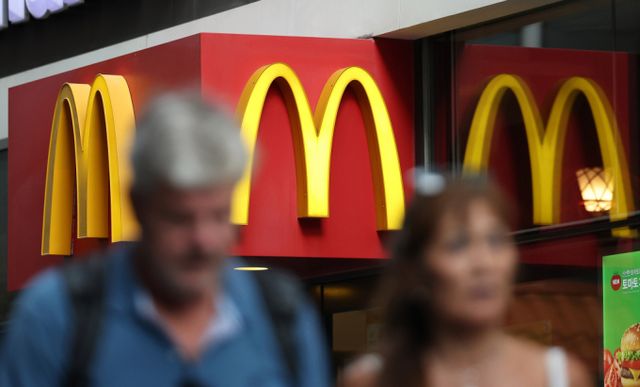 한국맥도날드가 이달 토마토 공급이 원활하지 않아 곤욕을 치르고 있다. 국내 일부 매장에서 일시적으로 토마토 포함 메뉴에 차질이 생길 것으로 보인다. 맥도날드는 15일 공식 홈페이지 공지를 통해 "일시적으로 제품에 토마토 제공이 어려울 수 있으며 이 경우 매장에서 사용 가능한 무료 음료 쿠폰을 함께 드리고 있다"고 알렸다. /사진=뉴시스