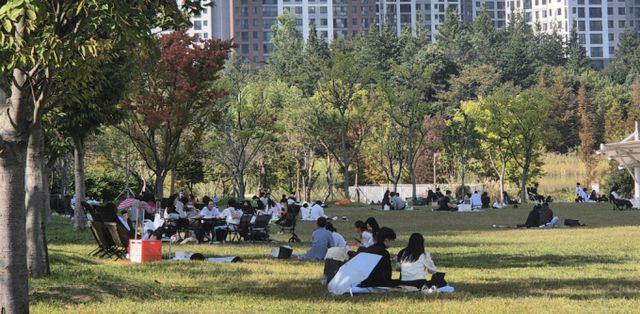 오는 16일 전국 대체로 맑을 것으로 예보됐다. 사진은 선선한 가을 날씨에 시민들이 피크닉을 즐기는 모습. /사진=뉴시스