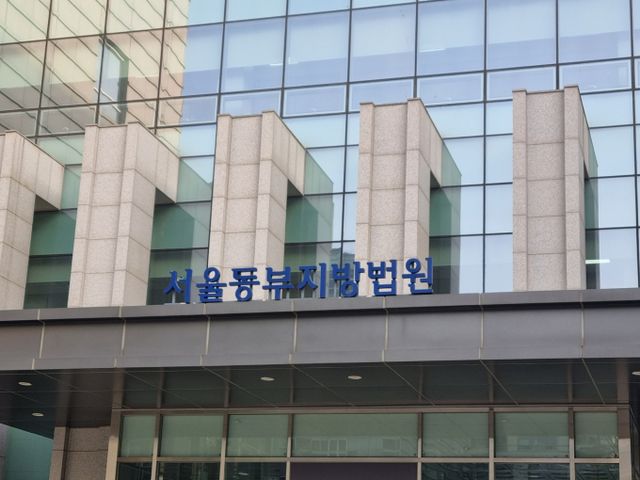 가정폭력한 친할아버지를 흉기로 살해한 20대 남성이 첫 재판에서 혐의를 인정했다./사진=뉴시스