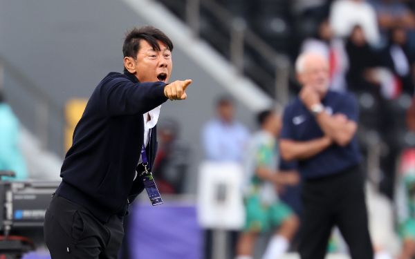신태용 인도네시아 대표팀 감독이 조 최약체 중국을 상대로 첫 승을 따낸다면 월드컵 본선행에 가까워진다. 사진은 지난 1월 인도네시아 선수들에게 전술 지시하는 신 감독의 모습. /사진=뉴시스