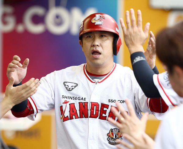 올시즌을 끝으로 은퇴를 선언한 김강민이 SSG랜더스 팬들 앞에서 은퇴식을 진행한다. 사진은 지난해 7월6일 기아전에서 득점에 성공한 뒤 축하를 받는 김강민의 모습. /사진=SSG랜더스 제공