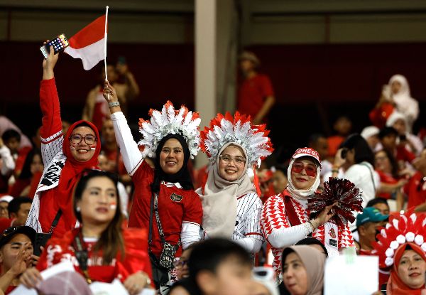 인도네시아는 보다 강해진 전력으로 월드컵 본선행을 향한 희망의 끈을 놓지 않았다. 사진은 지난 11일 바레인전에서 응원을 펼치는 인도네시아 관중의 모습. /사진=로이터