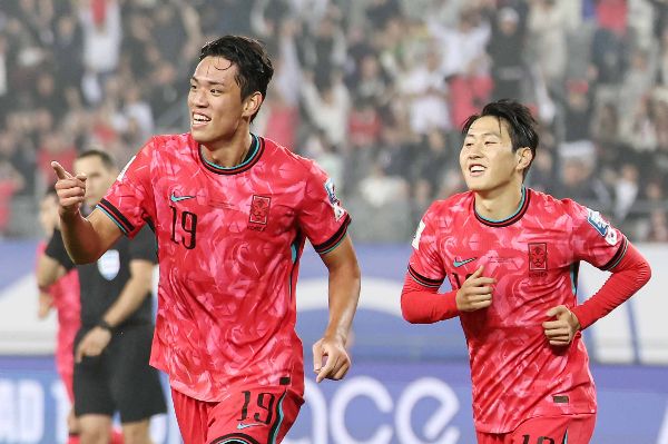 배준호는 오세훈의 A매치 첫 골을 어시스트했다. 사진은 지난 15일 골을 넣은 뒤 기뻐하는 오세훈(왼쪽)과 이강인의 모습. /사진=뉴스1