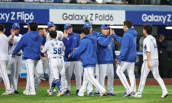 박진만 삼성 라이온즈 감독은 PO 3차전에서 김헌곤과 윤정빈을 동시에 출전시킬 수 있다고 전했다. 사진은 지난 15일 PO 2차전 승리 후 선수들을 독려하는 박 감독과 코칭스태프의 모습. /사진=뉴스1