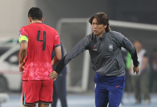 홍명보 축구대표팀 감독이 17일 아직 파악이 덜 된 해외파 선수들을 관찰하기 위해 비행기에 몸을 실었다. 사진은 지난 15일 이라크전에서 김민재를 독려하는 그의 모습. /사진=뉴시스
