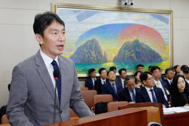 이복현 금융감독원장이 17일 오전 서울 여의도 국회 정무위원회에서 열린 금융감독원·서민금융진흥원 국정감사에서 증인 선서를 하고 있다. /사진=뉴스1