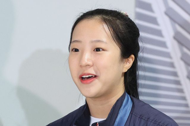 탁구선수 신유빈이 이웃을 위해 1억원 상당의 햅쌀을 구매해 전달한다. 사진은 신유빈이 지난 8월12일 인천국제공항 제2여객터미널을 통해 귀국한 뒤 취재진과 인터뷰하는 모습. /사진=뉴스1