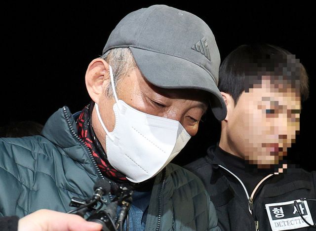 법원이 다방업주 2명을 살해한 이영복(57·남)에게 무기징역을 선고했다. 사진은 이영복이 지난 1월6일 경기 고양시 일산서부경찰서로 압송되는 모습. /사진=뉴스1