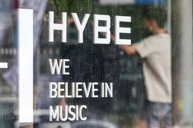 K팝 업계를 대표하는 엔터테인먼트 기업 하이브(HYBE)가 잇따른 악재에 시달리며 큰 위기를 맞고 있는 가운데 향방에 이목이 쏠린다. 사진은 지난 9월 서울 용산구 소재 하이브 사옥 모습. /사진=뉴스1