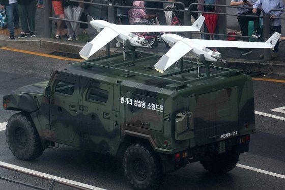 국방성 대변인은 19일 기관지 노동신문에 담화를 싣고 평양에 침투한 무인기의 잔해를 분석한 결과 한국 국군의 날 기념행사 때 차량에 탑재됐던 무인기와 동일한 기종이라고 주장했다. 이 사진은 신문이 "적들이 공개한 원거리정찰용소형드론 사진"이라면서 보도한 사진. 뉴스1 