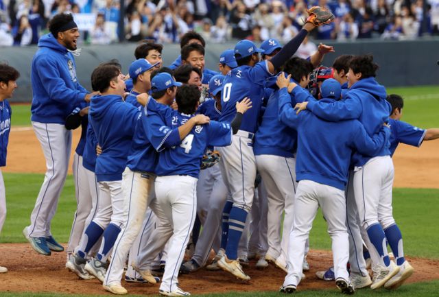 19일 서울 송파구 잠실야구장에서 열린 2024 KBO 포스트시즌 플레이오프 4차전 삼성 라이온즈와 LG 트윈스의 경기, 1-0으로 승리를 거둬 한국시리즈에 진출한 삼성 선수들이 기뻐하고 있다./사진=뉴시