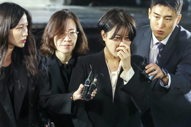 '음주운전 혐의'를 받는 문재인 전 대통령의 딸 문다혜 씨가 18일 오후 서울 용산구 용산경찰서에서 피의자 조사를 마친 뒤 귀가하고 있다./사진-뉴스1