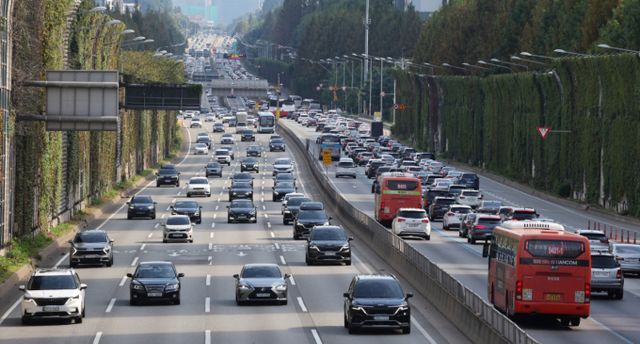 19일 고속도로 교통량이 주목된다. 사진은 서울 서초구 경부고속도로 잠원IC 인근이며 기사 내용과는 무관함. /사진=뉴스1