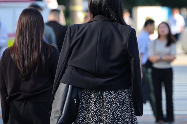 오는 20일은 아침 기온이 떨어져 쌀쌀할 것으로 관측된다. 사진은 광화문네거리에서 발걸음을 옮기는 시민. /사진=뉴스1