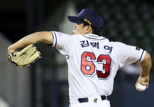 2024KBO 최우수선수(MVP) 경쟁은 김도영(KIA 타이거즈)의 독주체제로 예상되며 신인왕 부문에서는 김택연(두산 베어스)이 1순위로 언급되고 있다. 2024 KBO리그 SSG 랜더스와 두산 베어스의 경기, 9회초 두산 마무리투수 김택연이 역투하고 있는 모습./사진=뉴시스