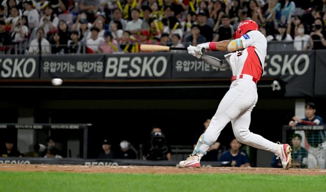  2024KBO 최우수선수(MVP) 경쟁은 김도영(기아타이거즈)의 독주체제로 예상되며 신인왕 부문에서는 김택연(두산 베어스)이 1순위로 언급되고 있다. 광주 북구 광주-기아챔피언스필드에서 열린 프로야구 KIA 타이거즈 대 NC 다이노스의 시즌 최종 경기에서 김도영의 모습./사진=뉴시스