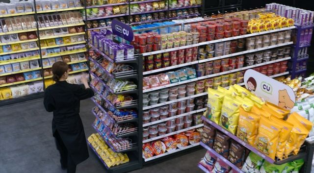 넷플릭스 비영어권 1위 프로그램 '흑백요리사'에 편의점 CU가 깜짝 등장해 화제다. 지난 1일 공개된 8화 패자부활전에서는 편의점 재료를 활용해 요리 대결을 벌이는 장면이 펼쳐졌다. 참가자가 세트장에 마련된 CU 편의점에서 식재료를 고르고 있다. /사진=CU 인스타그램 갈무리