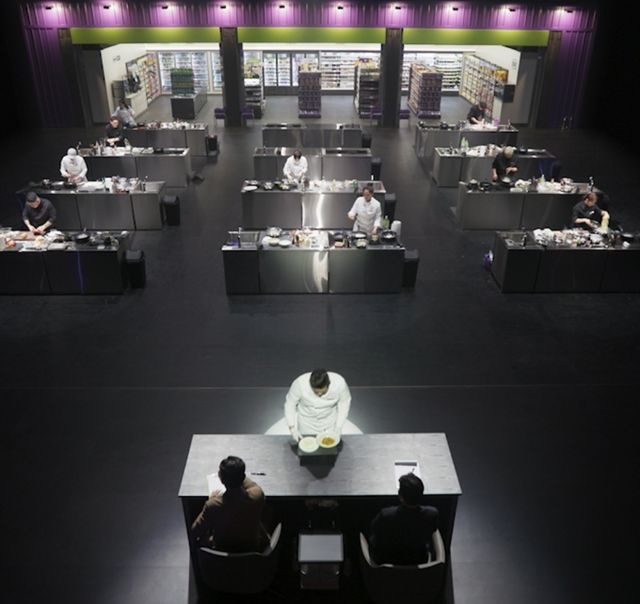 넷플릭스 '흑백요리사' 8화 중 한 장면. 요리 스튜디오 뒤쪽으로 CU 브랜드 컬러가 반영된 편의점 세트가 보인다. /사진=CU 인스타그램 갈무리