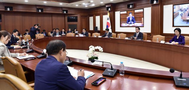 건설업계가 정부의 건설공사비 안정화 방안에 대해 환영의 뜻을 나타냈다. 사진은 2일 정부서울청사에서 최상목 경제부총리 주재로 열린 경제관계장관회의 모습. /사진=임한별 기자