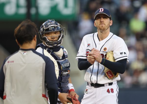 두산 베어스의 외인 투수 브랜든 와델이 결국 올시즌 와일드카드 결정전 엔트리에 들지 못했다. 사진은 지난 5월 LG트윈스와의 경기에서 실점 위기에 몰린 뒤 포수 김기연과 대화를 나누는 브랜든의 모습. /사진=뉴스1