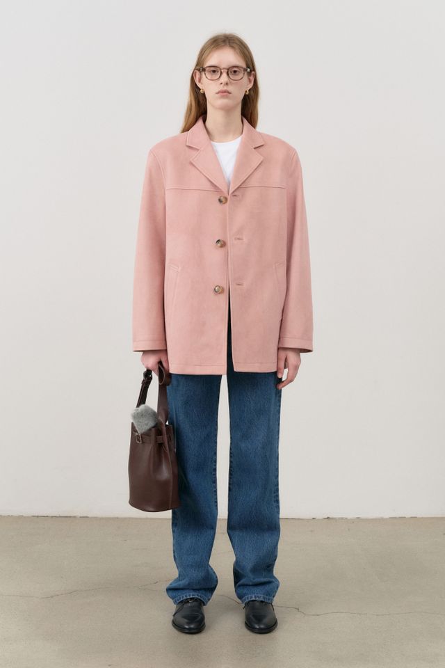 올 가을 고급스러우면서 따뜻한 느낌을 주는 스웨이드 소재가 인기를 끌고 있다. /사진= LF