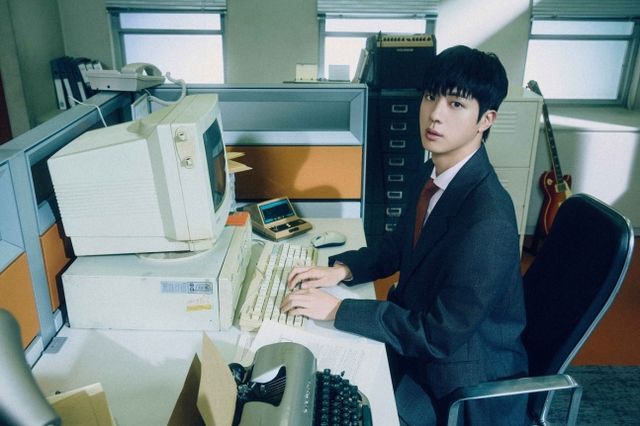 방탄소년단 진은 20일 팀 공식 SNS에 솔로 앨범 'Happy'의 두 번째 콘셉트 'Imagine' 버전 사진과 영상을 게재했다. /사진=빅히트뮤직