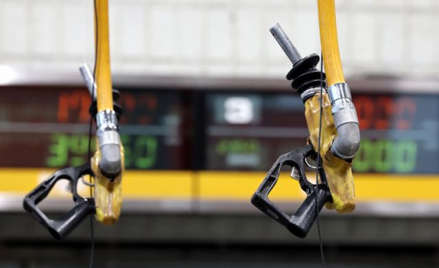  지난 8월21일 서울의 한 주유소에 주유기가 매달려 있다. /사진=뉴스1 박지혜 기자