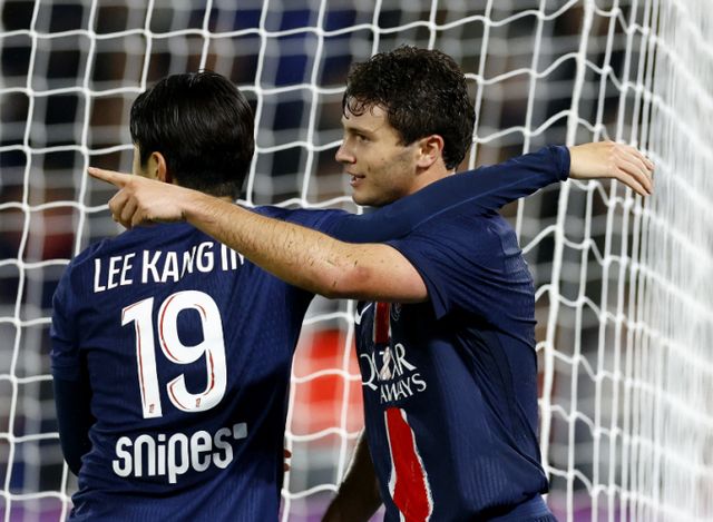 이강인(왼쪽)이 20일 프랑스 파리의 파르크 데 프랭스에서 열린 2025-25 프랑스 리그1 8라운드 스트라스부르와 홈 경기에 교체 출전해 후반 45분골을 넣은 뒤 팀 동료 주앙 네베스와 기쁨을 나누고 있다. /사진=로이터