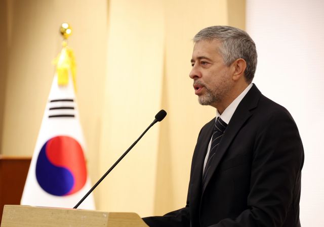 정부가 북한군의 러시아 파병과 관련해 게오르기 지노비예프 주한 러시아대사를 초치해 강력 항의했다. 사진은 지노비예프 주한 러시아대사가 지난달 23일 서울 여의도 국회도서관에서 열린 조선-러시아 통상조약 140주년, 상트페테르부르크대 개교 300주년 기념 특별 좌담회에서 축사하는 모습. /사진=뉴시스