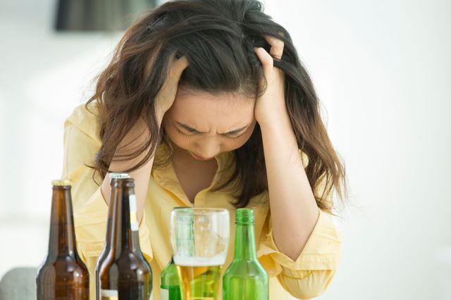 지인에게 소주병과 소주잔을 던져 일행에게 상해를 입힌 60대 여성이 1심에서 실형을 선고 받았다. 사진은 내용과 관련 없음. /사진=이미지투데이