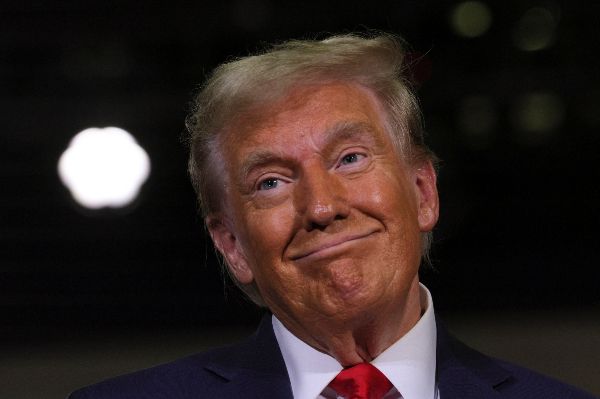 도널드 트럼프 전 대통령이 카멀라 해리스 부통령과의 대결에서 승리할 것이란 분석이 나왔다. 사진은 트럼프가 선거 유세에서 미소를 짓는 모습. /사진=로이터