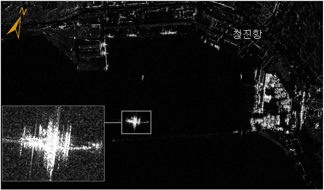 북한이 러시아에 특수부대원 1500명을 파병한 것에 대해 국방부가 국민 안전을 심각하게 위협하는 행위라며 '필요한 조치'를 강구하겠다고 밝혔다. 사진은 우리나라 인공위성이 촬영한 것으로 보이는 동해상 러시아 상륙함의 북한 병력 수송활동 모습. /사진=국가정보원