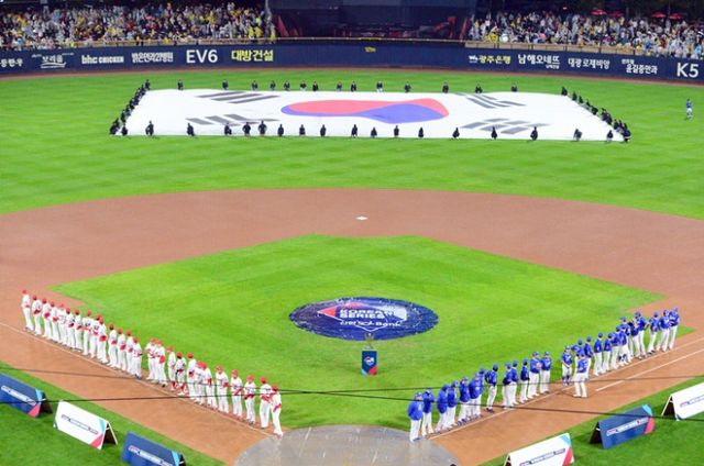 경찰이 2024 KBO 한국시리즈(KS) 1차전 경기 암표를 판매한 40대 남성을 적발했다. 사진은 2024 신한 SOL뱅크 KBO 포스트시즌 KS 1차전, 삼성라이온스와 KIA 타이거즈의 경기가 열린 지난 21일 광주 기아챔피언스필드에서 개막행사를 하는 모습. /사진=뉴스1