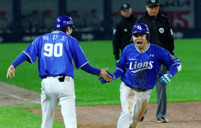 삼성 라이온즈 김헌곤(오른쪽)이 21일 저녁 광주 기아 챔피언스필드에서 열린 KIA타이거즈와의 2024 KBO 포스트시즌 한국시리즈 1차전에서 6회초 솔로 홈런을 터트린 후 홈으로 되돌아오고 있다. /사진=뉴시스